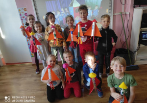 Dzieci prezentują swoje rakiety.